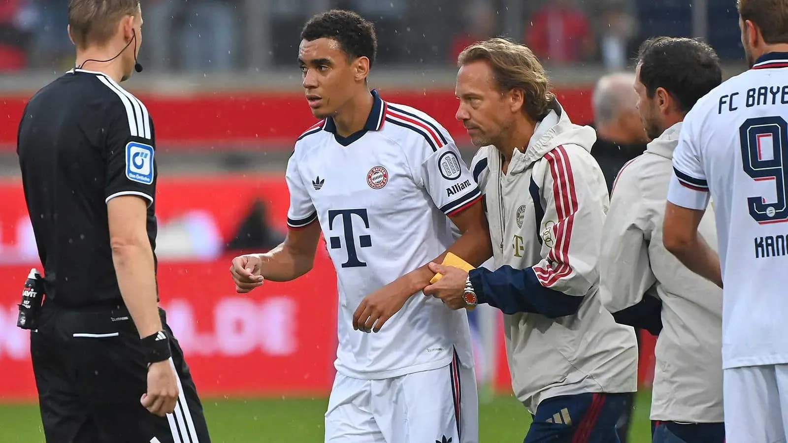 Jugador de Bayern Múnich siendo atendido por el personal