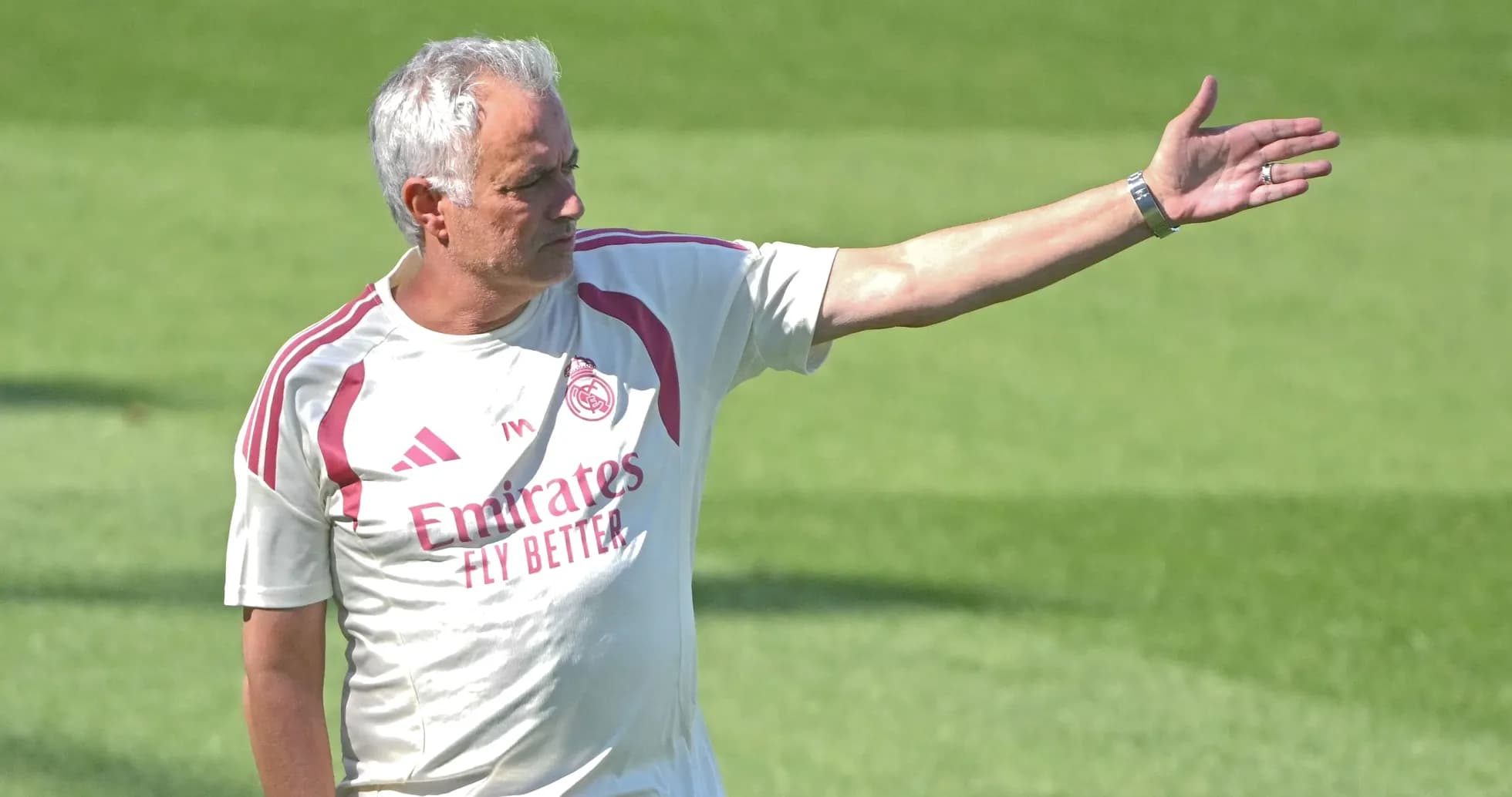 Entrenador dirigiendo la sesión en el campo