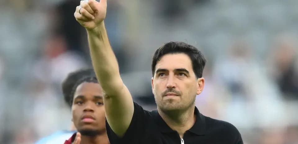 Entrenador levantando el pulgar en el campo