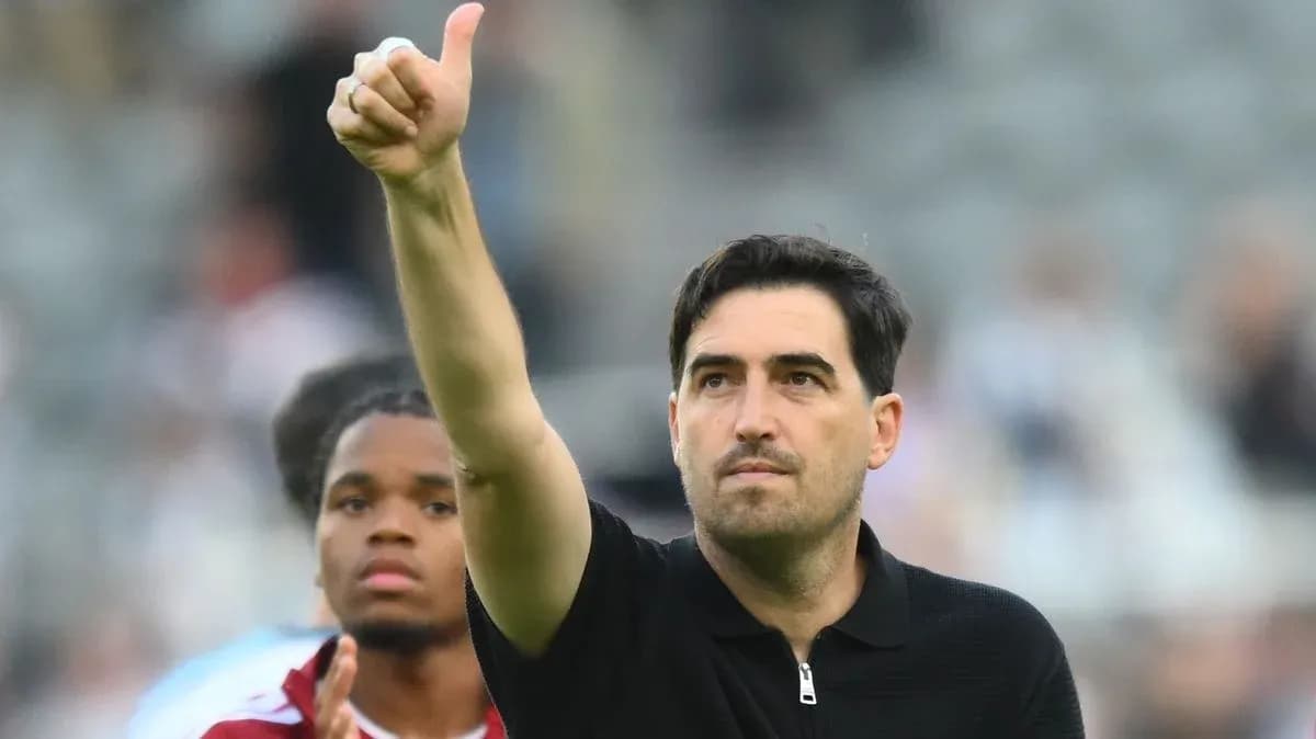Entrenador levantando el pulgar en el campo