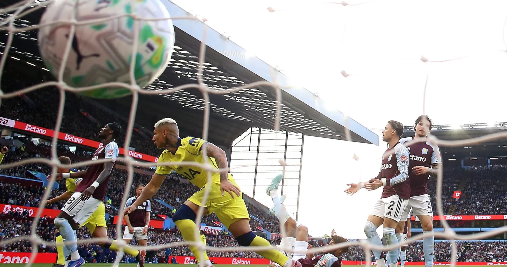 Gol de Tottenham en partido contra Aston Villa