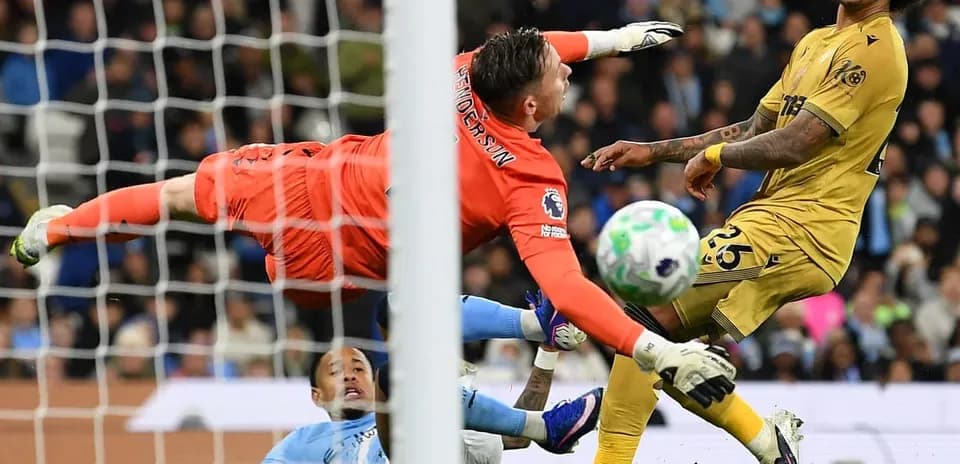 Un jugador de Crystal Palace frente al portero
