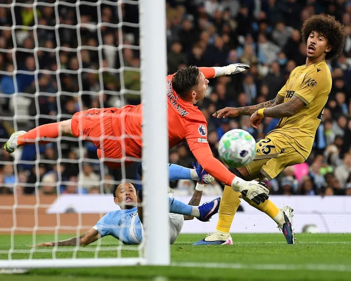Un jugador de Crystal Palace frente al portero