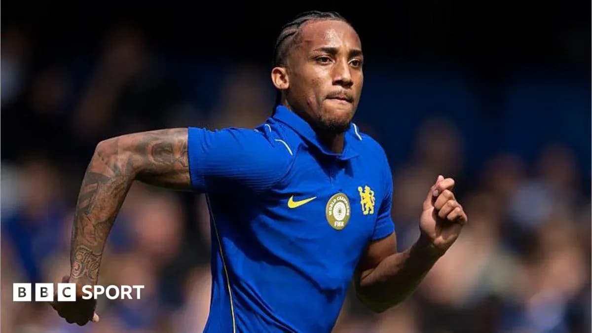 Jugador corriendo en uniforme del Chelsea FC