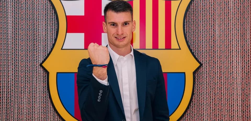 Jugador posando con el escudo del FC Barcelona
