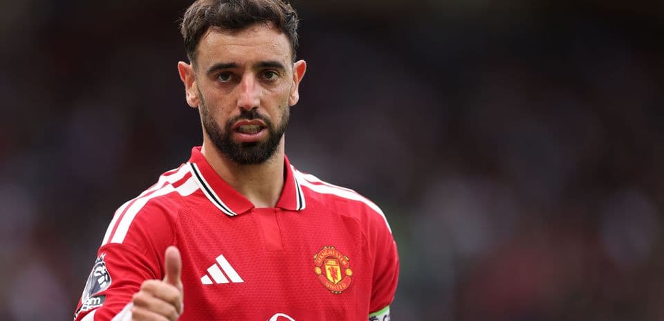 Bruno Fernandes con camiseta de Manchester United dando pulgar arriba