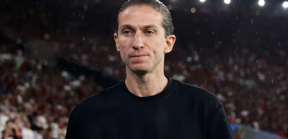 Entrenador en el campo con público de fondo