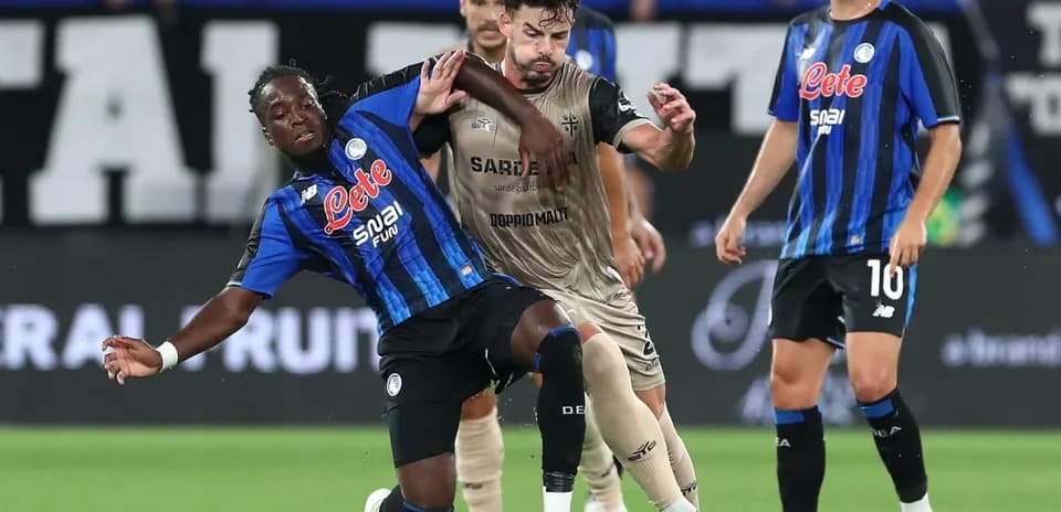 Jugador de Atalanta en acción durante el partido
