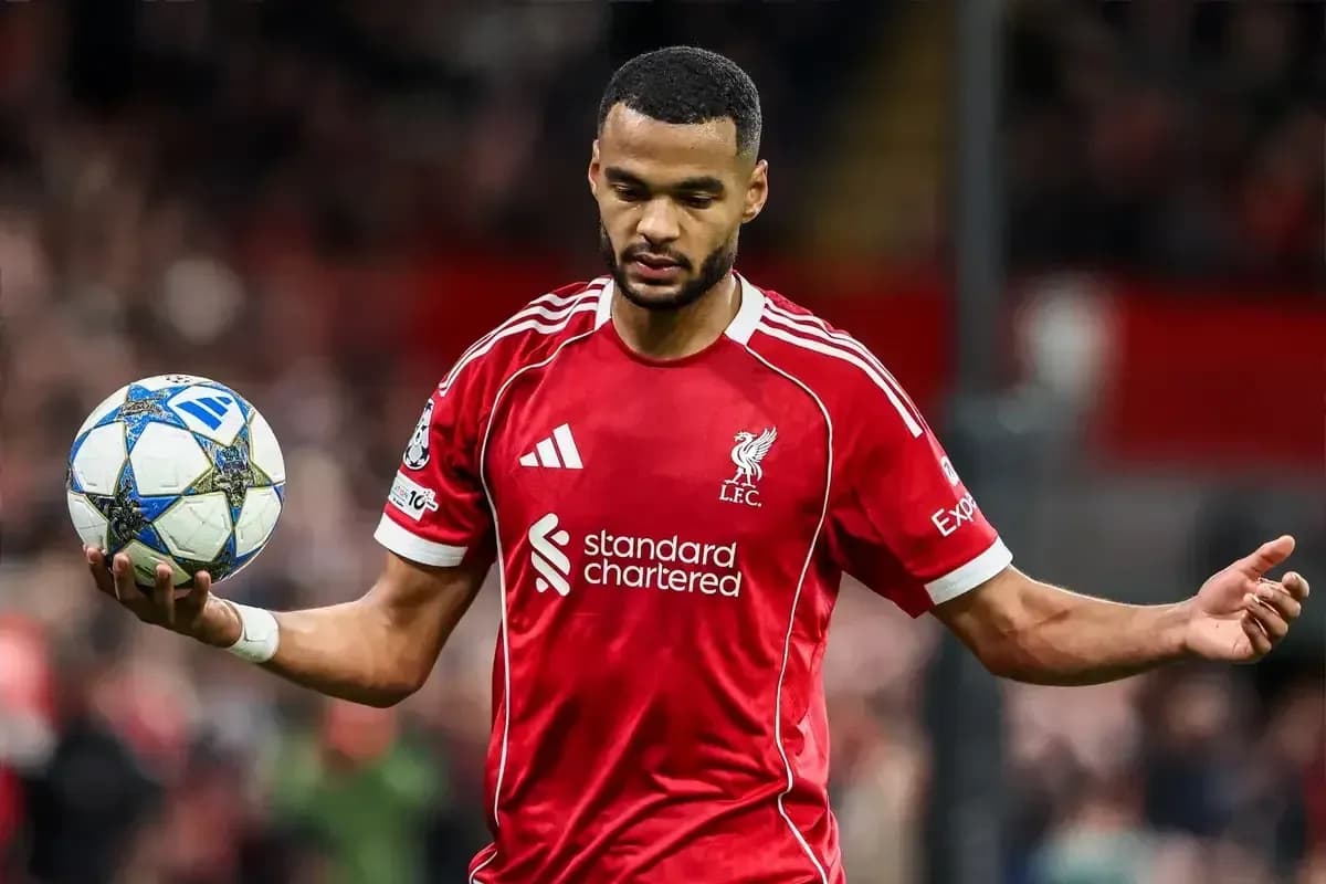 Jugador de Liverpool sosteniendo un balón de fútbol