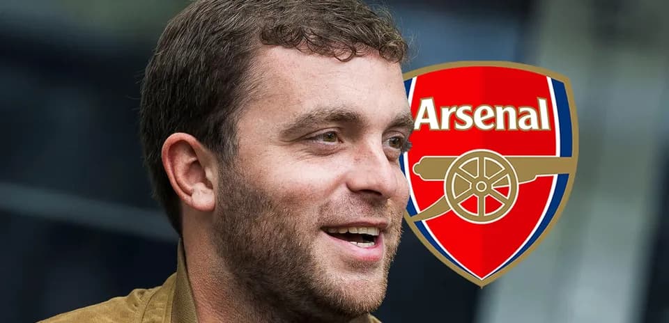 Persona sonriendo con el logo de Arsenal detrás