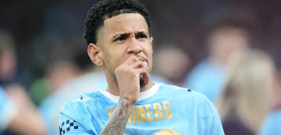 Jugador pensativo en la cancha durante el partido