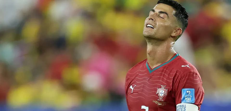 Jugador de Portugal con expresión de frustración en el campo