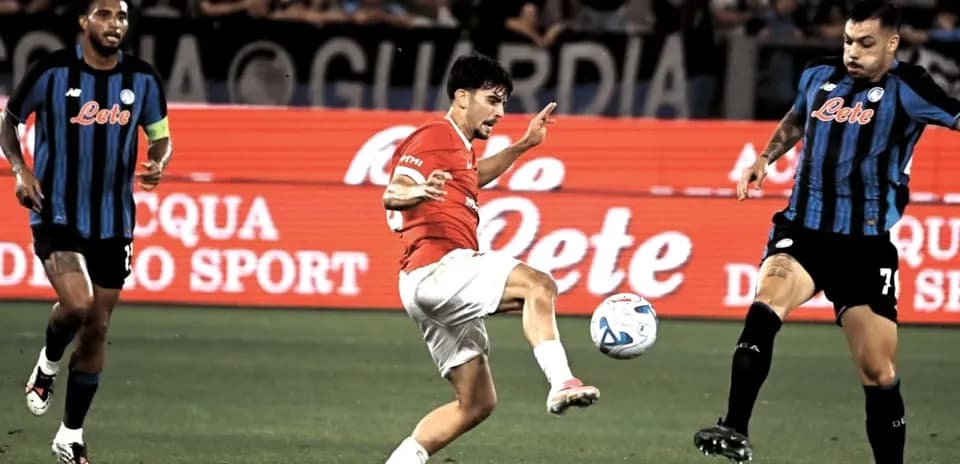 Jugador pateando el balón en un partido de fútbol