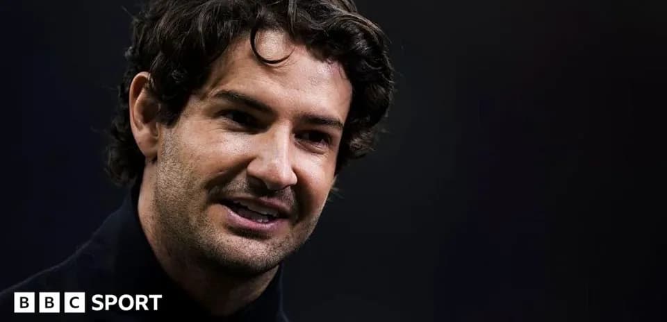 Entrenador sonriendo durante una conferencia de prensa