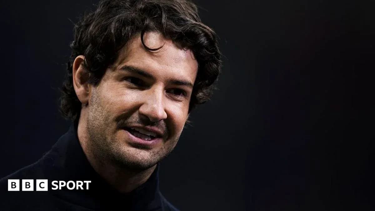 Entrenador sonriendo durante una conferencia de prensa