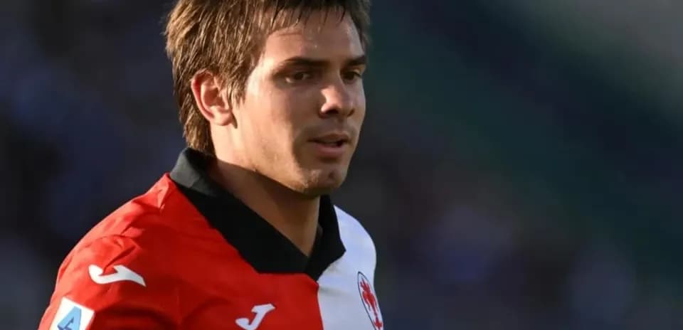 Jugador con camiseta roja y blanca en el campo