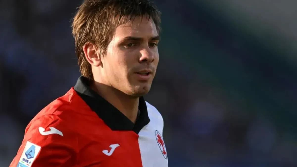 Jugador con camiseta roja y blanca en el campo