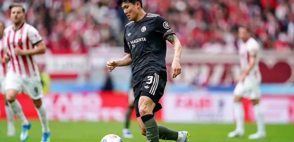 Jugador con balón durante un partido de fútbol