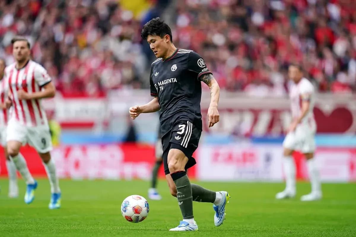 Jugador con balón durante un partido de fútbol