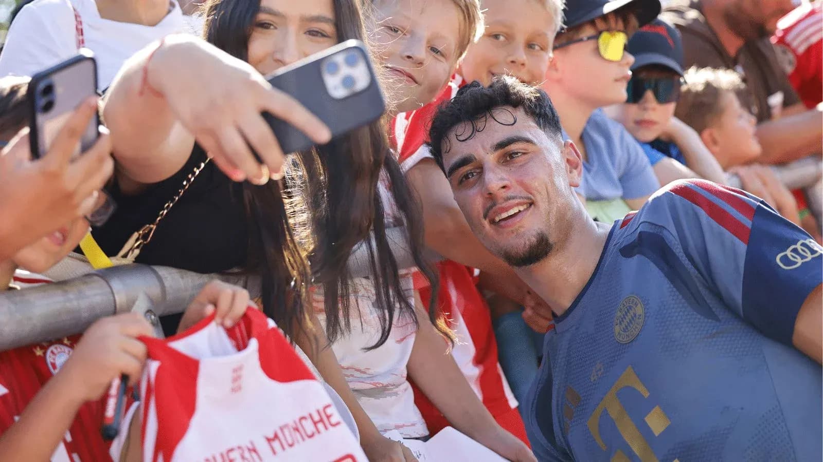 Jugador sonriendo mientras fans se toman selfies