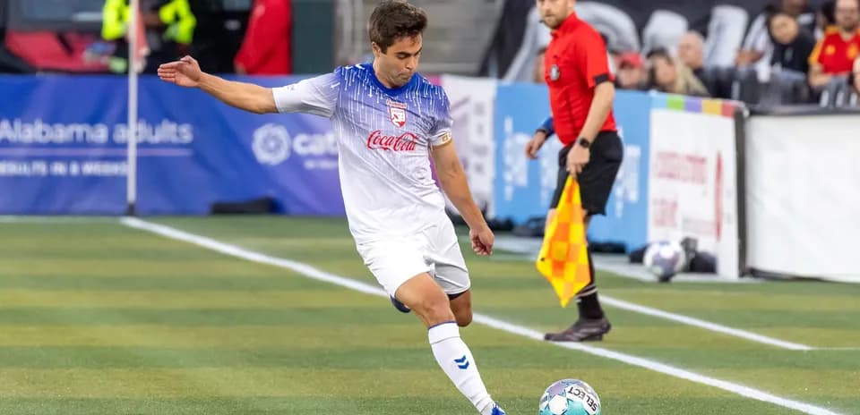 Jugador pateando el balón en un partido