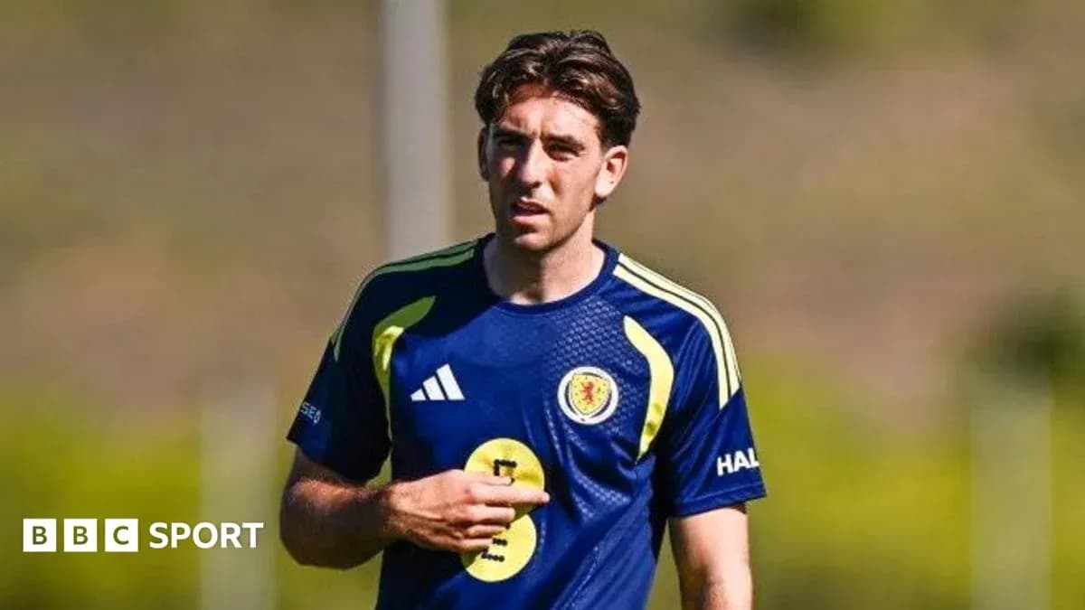 Jugador escocés entrenando en campo de fútbol