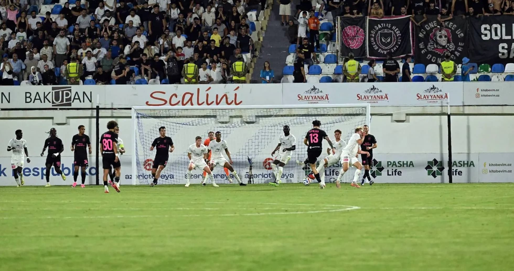 Jugadores compitiendo en el partido KuPS vs Sabah FA