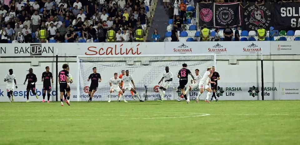 Jugadores compitiendo en el partido KuPS vs Sabah FA