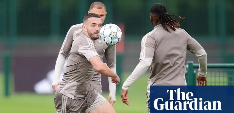 Jugador pasando el balón durante sesión de entrenamiento