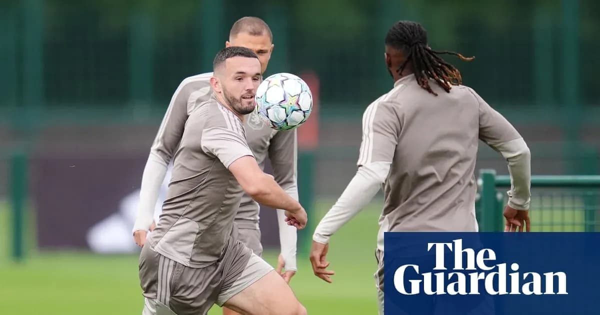 Jugador pasando el balón durante sesión de entrenamiento
