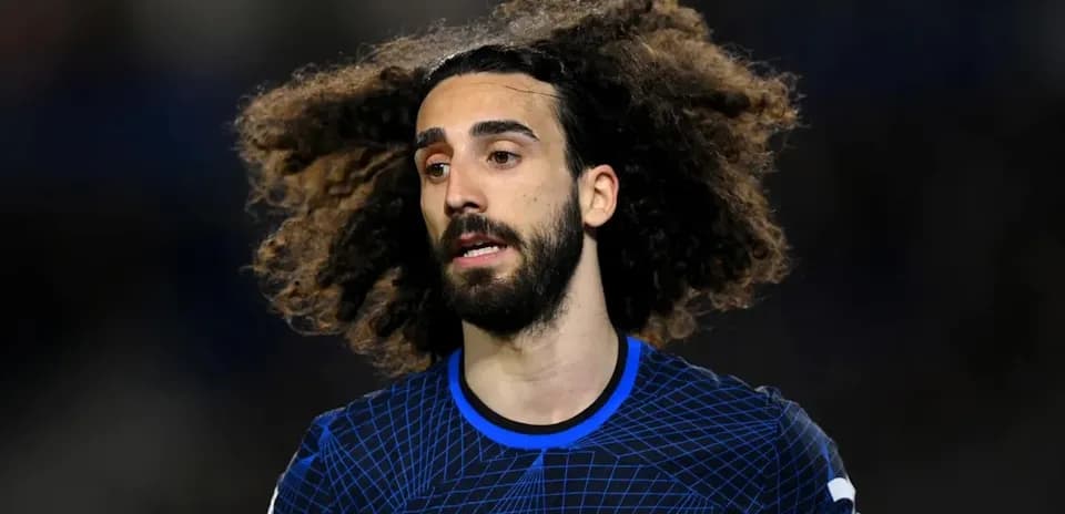 Jugador de Chelsea con cabello rizado en primer plano