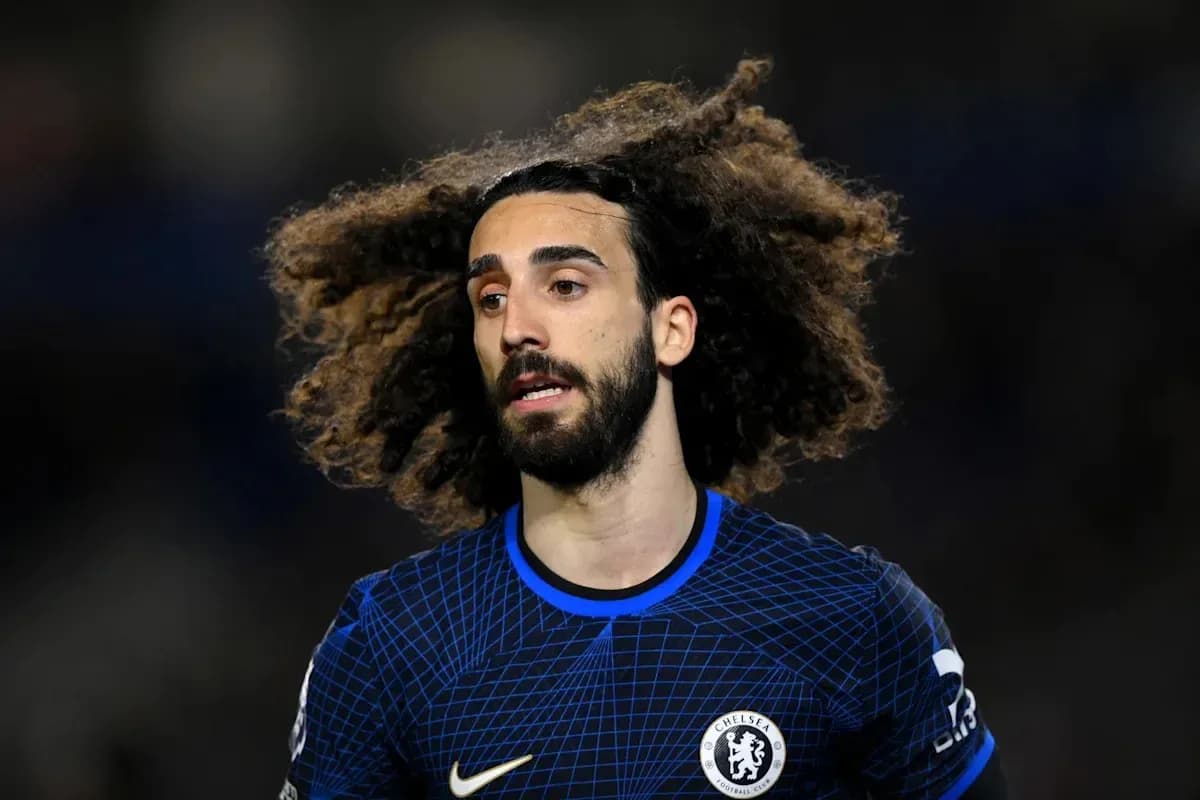 Jugador de Chelsea con cabello rizado en primer plano