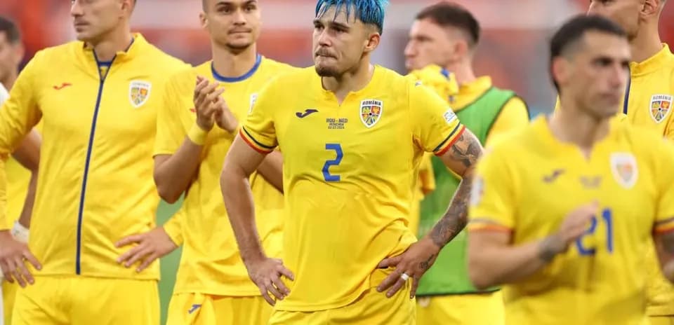 Jugadores de Rumanía con uniforme amarillo tras el partido