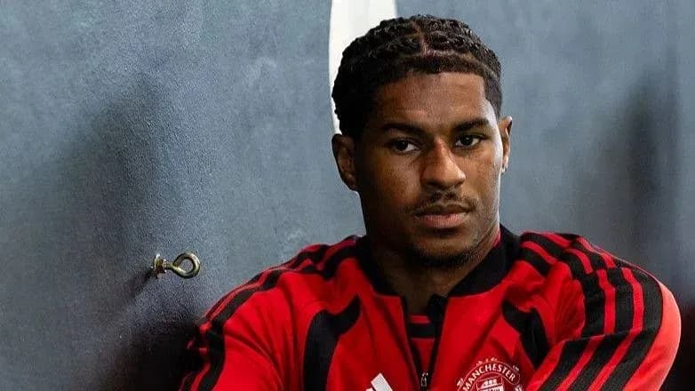 Jugador sentado en la pared durante entrenamiento