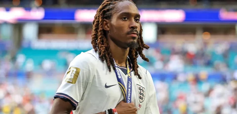 Jugador de Inglaterra saliendo del campo tras el partido