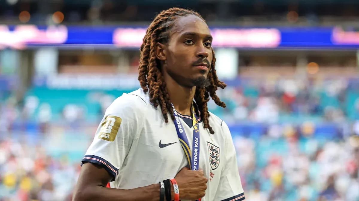Jugador de Inglaterra saliendo del campo tras el partido
