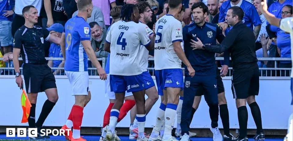 Jugadores y árbitros discutiendo en la banda
