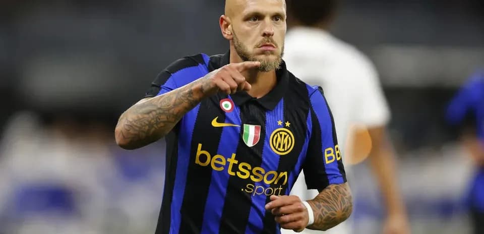 Jugador señalando durante el partido con camiseta de Inter