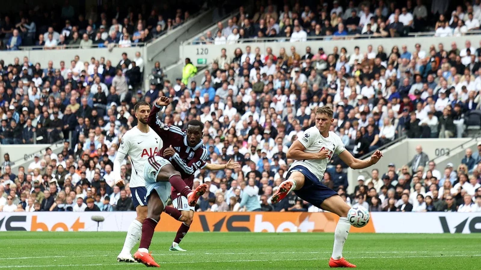 Jugadores de Tottenham y Aston Villa en acción durante el partido