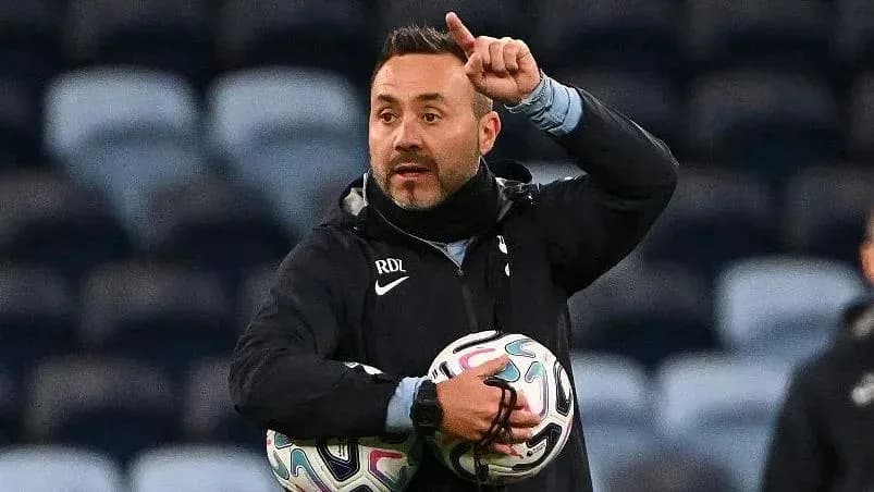 Entrenador dirigiendo en sesión de entrenamiento