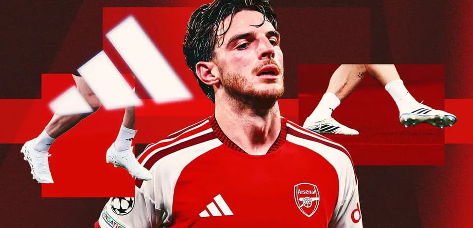 Jugador de Arsenal con camiseta roja y botas blancas