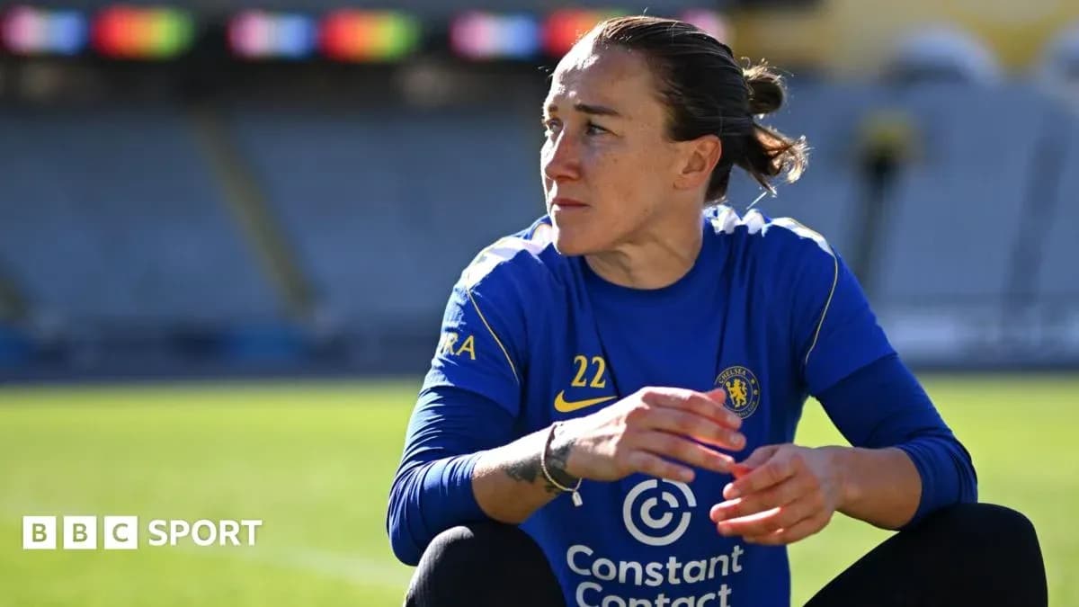 Jugadora de Chelsea sentada en el campo de entrenamiento