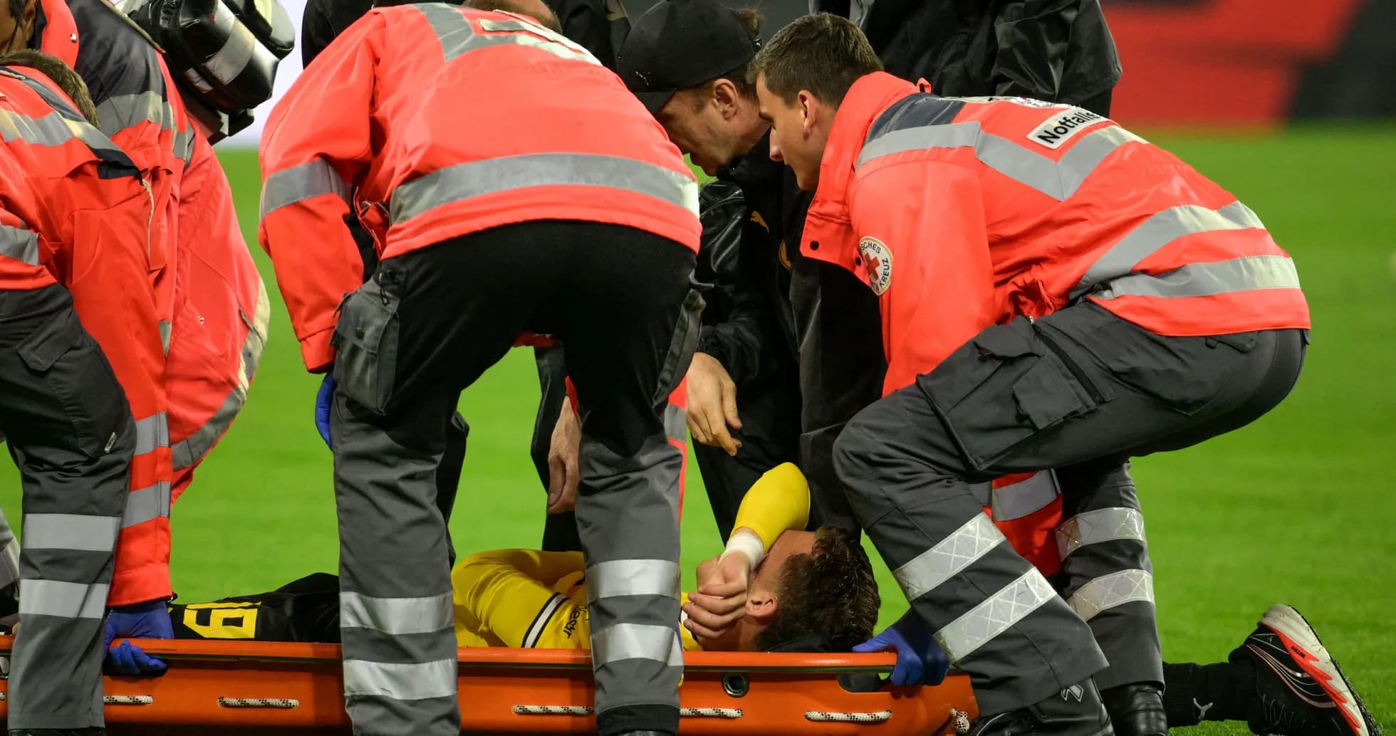 Equipo médico atendiendo a un jugador en camilla