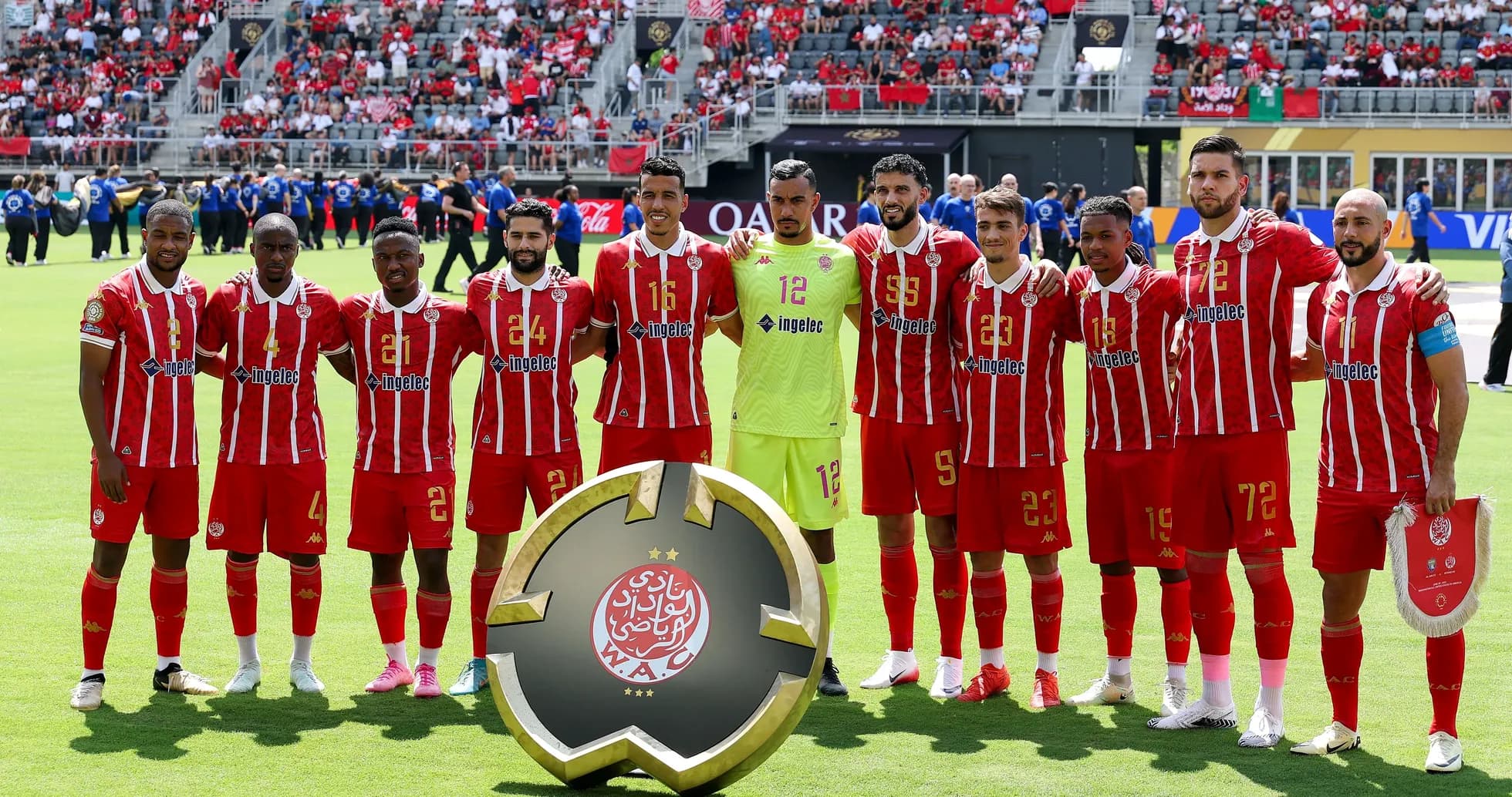 Jugadores de Wydad Casablanca posando con trofeo