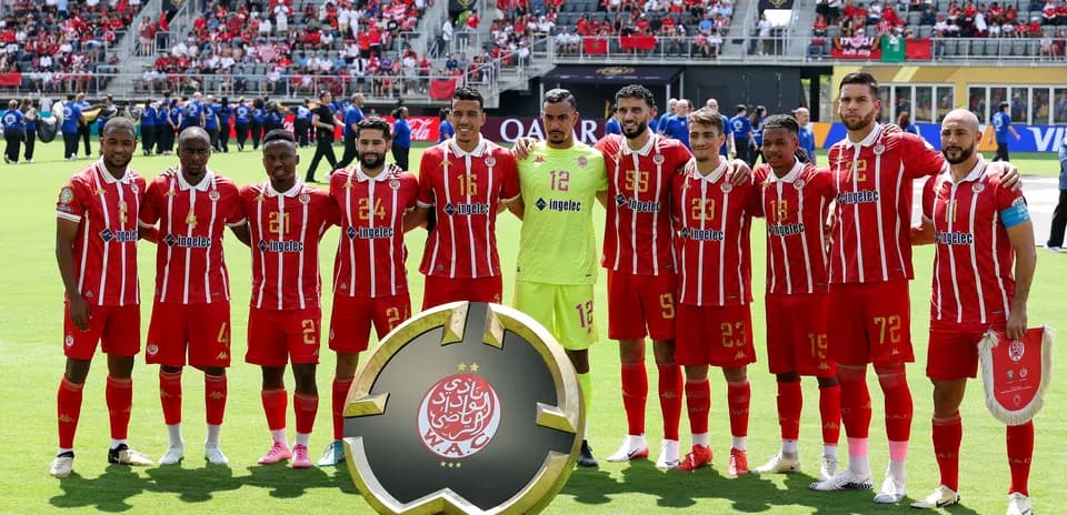 Jugadores de Wydad Casablanca posando con trofeo