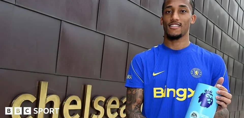 Jugador sosteniendo trofeo de jugador del mes frente a Chelsea