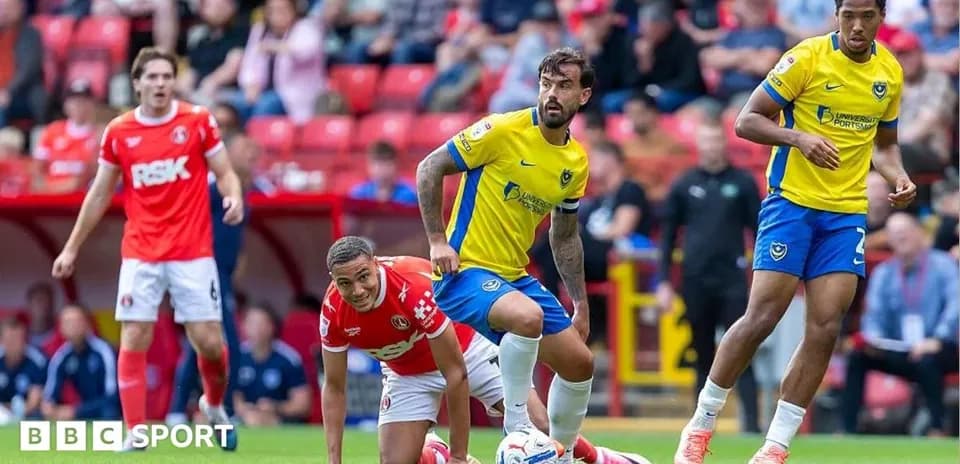 Jugadores de Charlton y Portsmouth en acción durante el partido