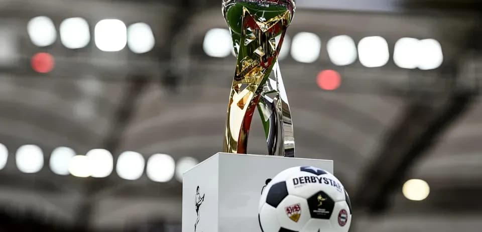 Trofeo y balón del Franz Beckenbauer Supercup 2025