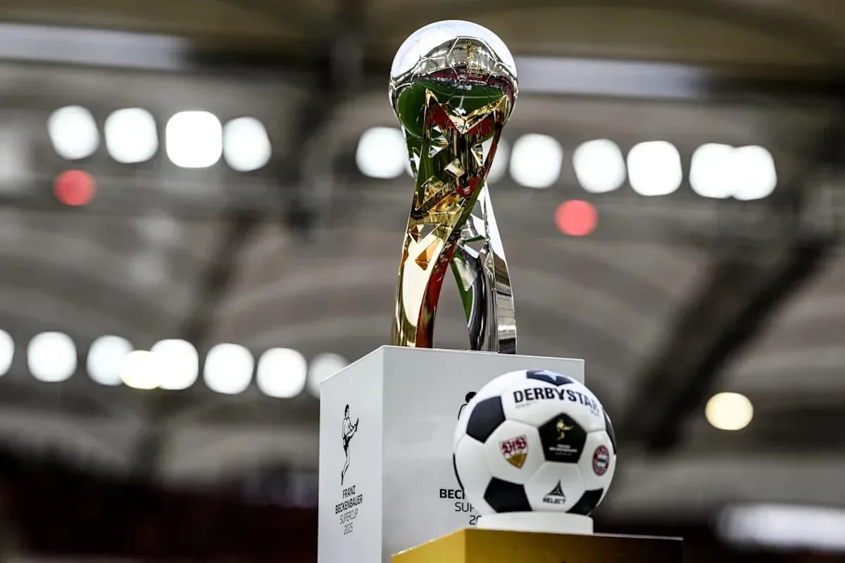 Trofeo y balón del Franz Beckenbauer Supercup 2025
