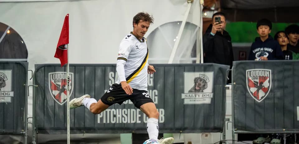 Jugador ejecutando un tiro de esquina en el partido